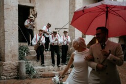 Due sposi ascoltano musica popolare italiana all'Abbazia di San Pietro In Valle